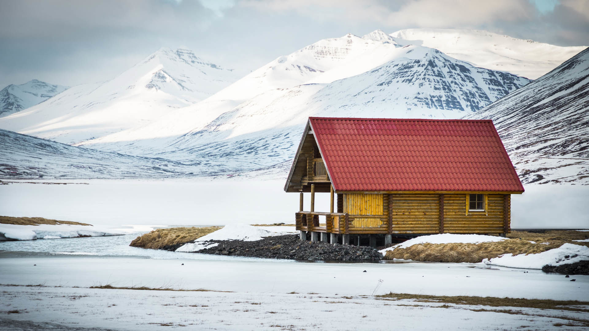 Skitourenreise Island Olafsfjordur Alpinewelten Bergfuehrer Lodge